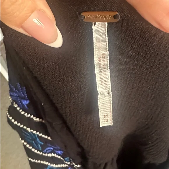 Free People Black Blue Embroidered Boho Flowy Top Size Medium Peasant Blouse - Picture 7 of 8